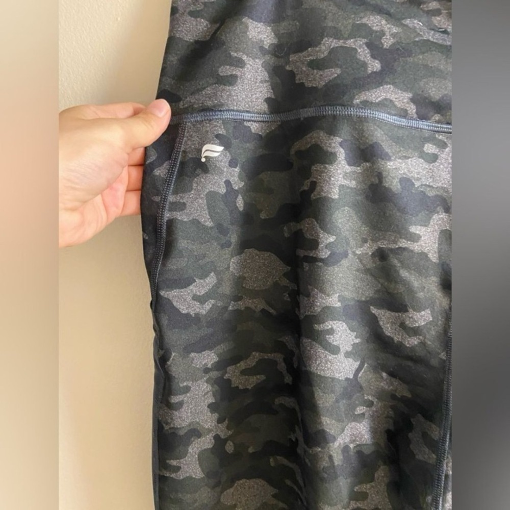 Fabletics High-Waisted Pocket Capri camo 2X NWT - Picture 7 of 12